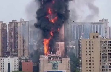 В Китае за 20 минут полностью сгорел небоскреб