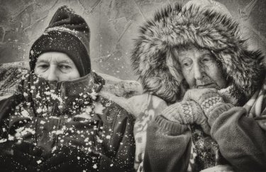 Выжить зимой: Как помочь замерзающему бездомному человеку на улице