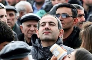 Сегодня в Армении изберут премьера: митингующие сходятся к парламенту