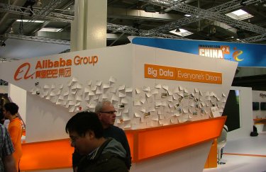 Акции компании Alibaba стремительно выросли в 2025 году. Фото: Википедия компания Alibaba, люди
