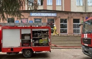 Спасатели на месте пожара в Черновцах. Фото: facebook.com/MNSCHE