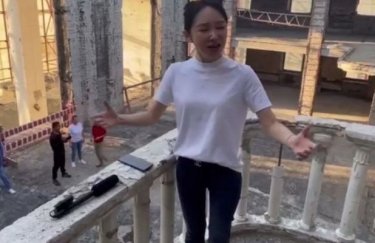 Китайская певица исполнила "Катюшу" на руинах драмтеатра в Мариуполе