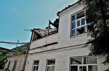 В результате артобстрела по Херсону было повреждено хирургическое отделение Херсонской городской клинической больницы. Фото: ГУ ГСЧС в Херсонской области