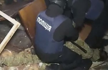 Суд по Кохановскому продолжили: здание Святошинского суда освободили с помощью полиции