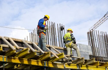 Українцям пропонують різну роботи — від допомоги постраждалим від бойових дій до масштабних робіт із відновлення критичної інфраструктури. / Freepik будівництво, працівники