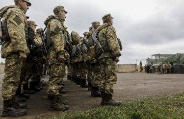 Через воєнний стан чоловіків віком від 18 до 60 років не випускатимуть з України