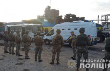 В результате стрельбы на элеваторе в Харьковской обл. задержаны более 50 человек (фото)