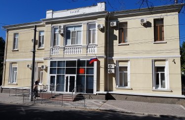Будівля Київського райсуду Сімферополя, що після окупації Криму працює в російській юрисдикції. Фото: Вікіпедія Кримська суддя, причетна до переслідування Чийгоза, заочно отримала 12 років тюрми за держзраду