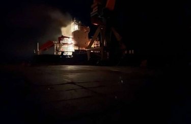 У Маріупольському порту війська РФ обстріляли суховантажне судно під домініканським прапором (ФОТО, ВІДЕО)
