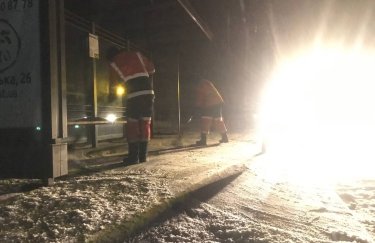 Київ завалило снігом: водіїв закликають не виїзджати без нагальної потреби