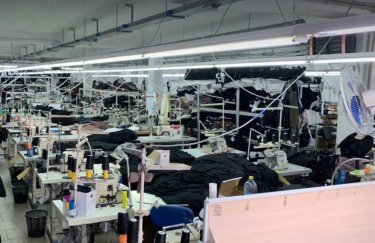 БЭБ обыскало подпольную фабрику одежды в Кировоградской области: вывезло 200 тонн продукции и оборудования (ФОТО)