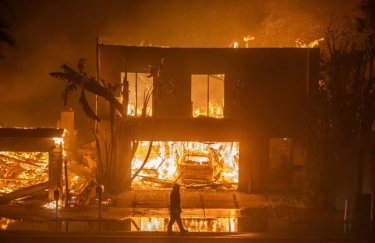 Загалом в окрузі Лос-Анджелес спалахнуло п’ять масштабних лісових пожеж. Фото: Барак Обама / Х Пожежу в Голівуді локалізовано.