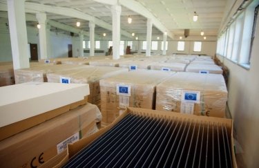 Україна отримала понад 5,8 тисячі сонячних панелей для лікарень