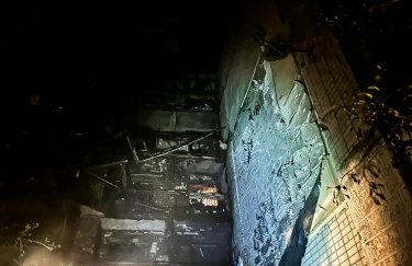 Коварный враг снова нанес удар по мирному населению, обстреляв многоэтажку в одном из микрорайонов Херсона. Фото: ГУ ГСЧС в Херсонской области