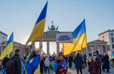 МЗС відновлює надання консульських послуг чоловікам призовного віку