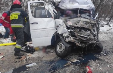 Погибли 10 человек: в Черниговской области грузовой автомобиль столкнулся с маршрутным микроавтобусом