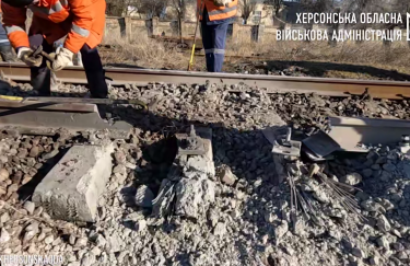 "Укрзалізниця" відремонтувала пошкоджену обстрілом колію на Херсонщині: коли поїдуть поїзди