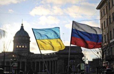 Флаги Украины и РФ. Фото: из открытых источников