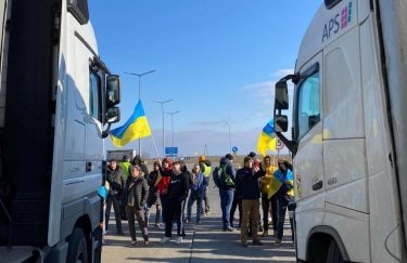 Российские грузовики застряли в пробках, питаясь въехать из Польши до начала действия санкций