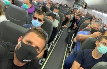 Украинские туристы, прилетевшие из Бали, застряли в самолете из-за отказа от обсервации
