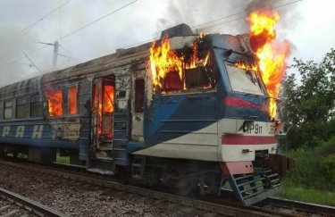 Загоревшаяся электричка в Кировоградской области. Фото: facebook.com/alexander.kava Загоревшаяся электричка в Кировоградской области. Фото: facebook.com/alexander.kava