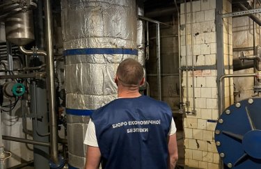 На Житомирщині працівники спиртзаводу потайки зливали 10 тонн спирту щодня й продавали "наліво" (ФОТО)