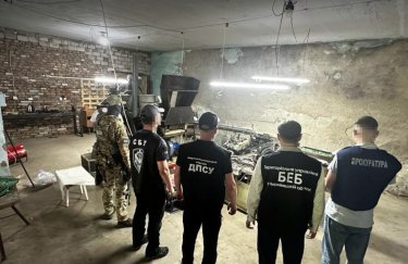 Экс-сотрудников табачной фабрики поймали на создании подпольного производства у границы с Молдовой (ФОТО)