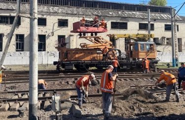 Залізничники відновили рух поїздів до вокзалу Запоріжжя, який обстріляли росіяни