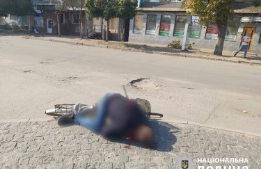 На центральной площади Волчанска из-за вражеского обстрела погиб велосипедист (ФОТО)