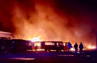 Київ поділиться з Дніпром автобусами, щоб поповнити знищений від вибуху ракети автопарк