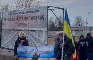Акція з вимогою припинити транзит марганцевої руди до РФ у Ризі 14 березня 2024 року