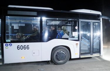 З території "Азовсталі" виїхали автобуси з українськими військовими