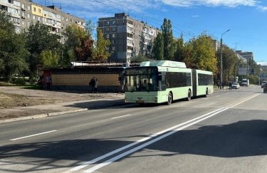 У Дніпрі менш ніж за добу відремонтували величезну вирву від російської ракети (ФОТО)