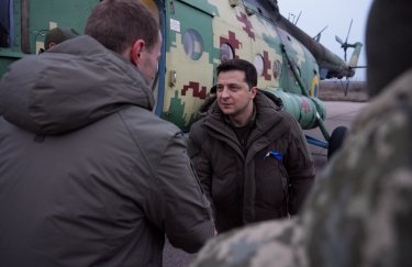 Украинским военным, которые держат оружие в руках, будут платить по 100 тысяч гривен ежемесячно, — Зеленский