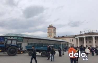 С Вокзальной площади убирают все МАФы. Фото: Василий Михальчук/Delo.ua