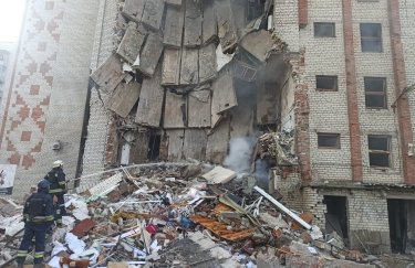 В Лимане вражеским обстрелом разрушен подъезд 9-этажки (ФОТО)