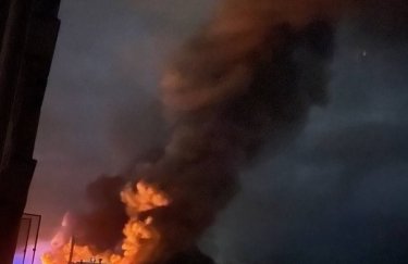 В Одессе загорелся торговый центр в результате ракетного обстрела