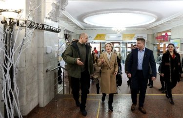 За три дня украинцы обменяли уже более 750 тысяч старых ламп на LED – премьер (ФОТО, ВИДЕО)