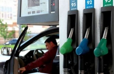 Крупные сети АЗС снижают цены на бензин