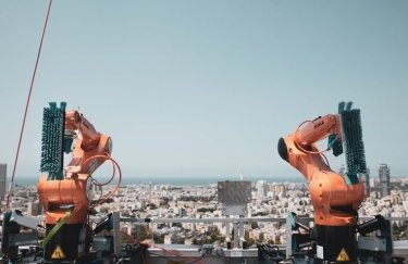 Роботы-мойки окон. Фото: Skyline Robotics