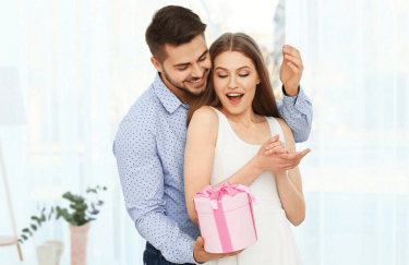 Что подарить жене на 14 февраля — 5 беспроигрышных вариантов