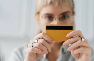 Українцям заблокували картки через помилково зараховані 1500 грн