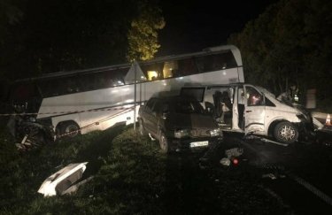Во Львовской области в ДТП попал автобус с детьми: 13 госпитализированных (ФОТО)