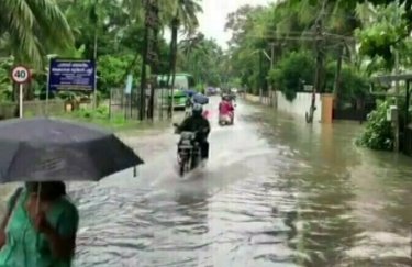 Наводнение в Индии привело к гибели минимум 42 человек (ФОТО)