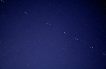 Интернет-спутники Илона Маска в небе над США. Фото: Unsplash