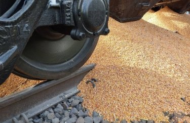 Розсипане українське зерно на залізничних коліях у Польщі