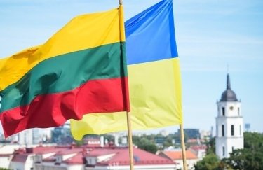 Завдяки підтримці Литви ЗСУ отримали сучасне далекобійне озброєння. Фото: x.com/GitanasNauseda прапор Литви, прапор України