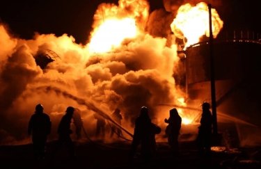 Військові РФ знищили у Дніпропетровській області нафтобазу та обстріляли завод (ФОТО, ВІДЕО)