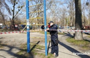 Закрытие спортивной площадки в Киеве. Фото: hromadske