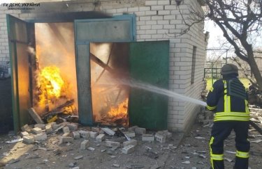 Спасатели на Херсонщине ликвидируют пожар, возникший из-за вражеских обстрелов.
